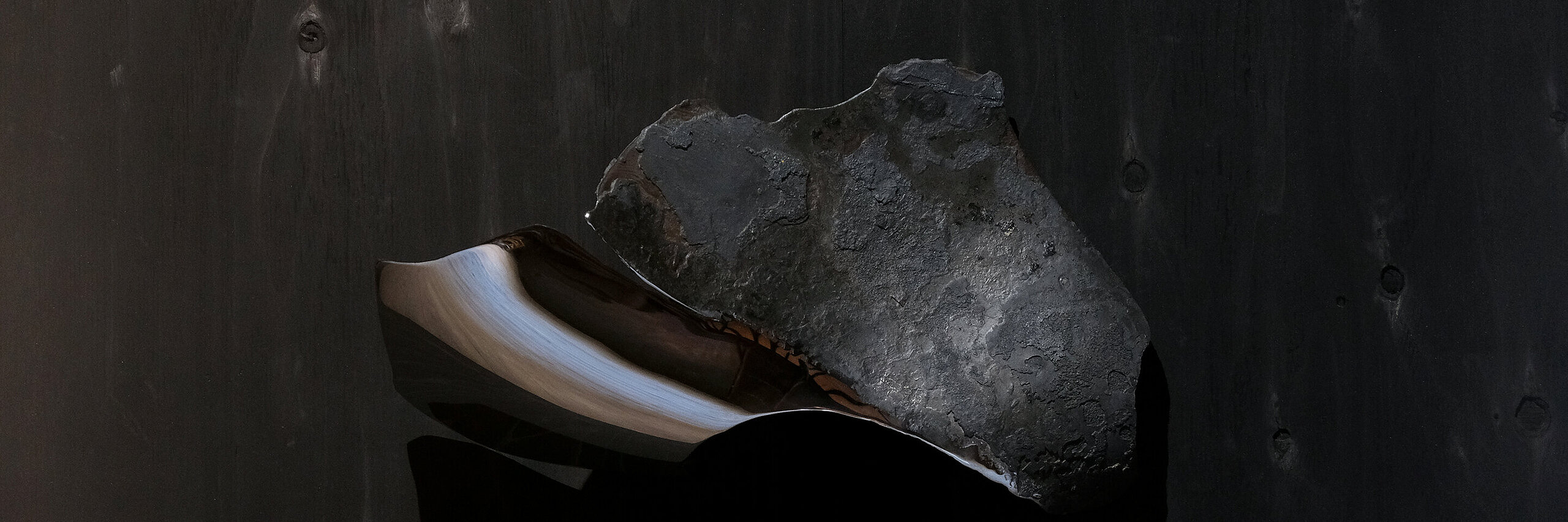 Oberflächen Material in dunkler Umgebung sinnbildlich für Milan Design Week und Teilnahme Wilkhahn