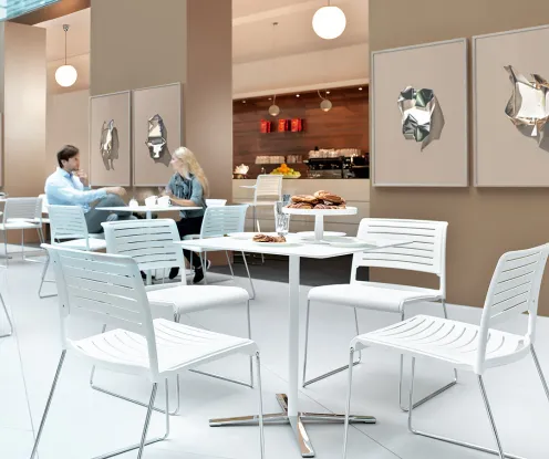 Wilkhahn-Stühle aus dem Programm Aline in einem Café