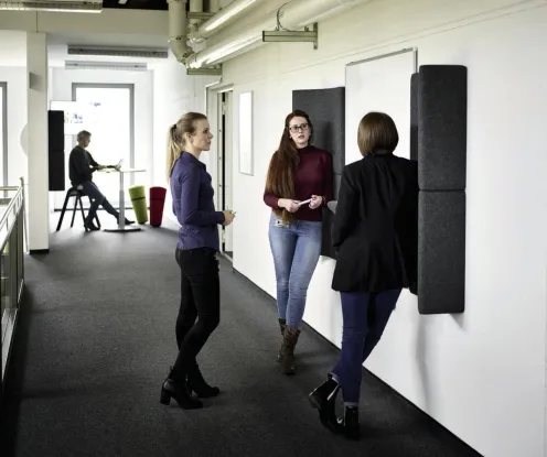 Wilkhahn lehnt Kissen aus dem Programm Landing