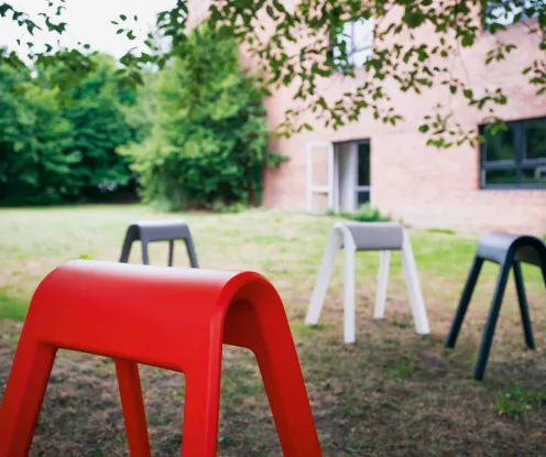 Wilkhahn-Sitze aus dem Sitzbock-Programm in einem Garten