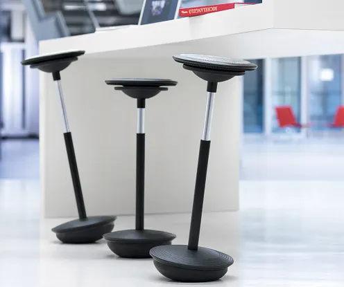 Wilkhahn-Stitz-Stühle an einem Empfangsschalter