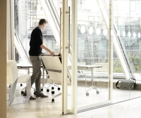 Wilkhahn-Tisch aus dem Programm Timetable geklappt