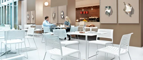 Wilkhahn-Stühle aus dem Programm Aline in einem Café