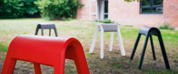 Wilkhahn-Sitze aus dem Sitzbock-Programm in einem Garten