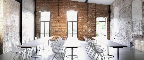 Wilkhahn-Sitze aus dem Programm Aula in einem Klassenzimmer