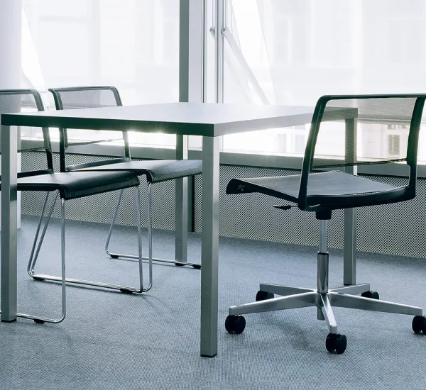 Wilkhahn-Stühle aus dem Programm Aline in einem Büro