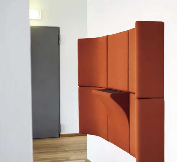 Wilkhahn lehnt Kissen aus dem Programm Landing