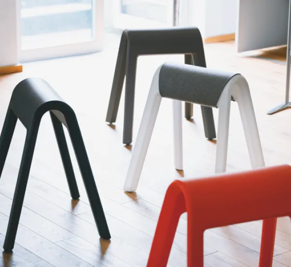 Wilkhahn-Sitze aus dem Sitzbock-Programm in verschiedenen Farben