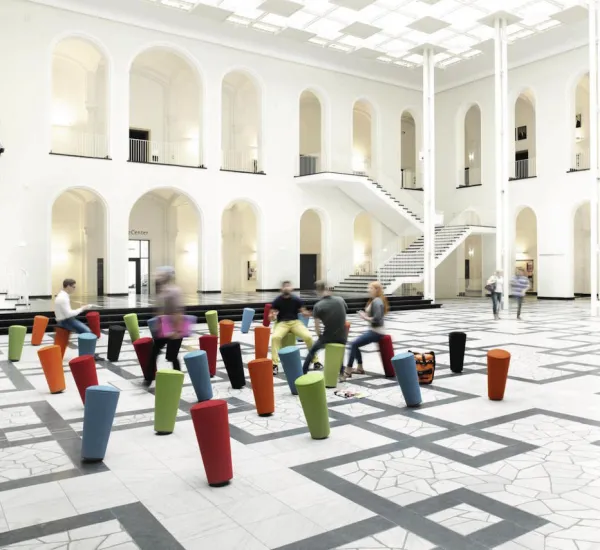 Wilkhahn-Sitze aus dem Programm Stand Up in einem Museum