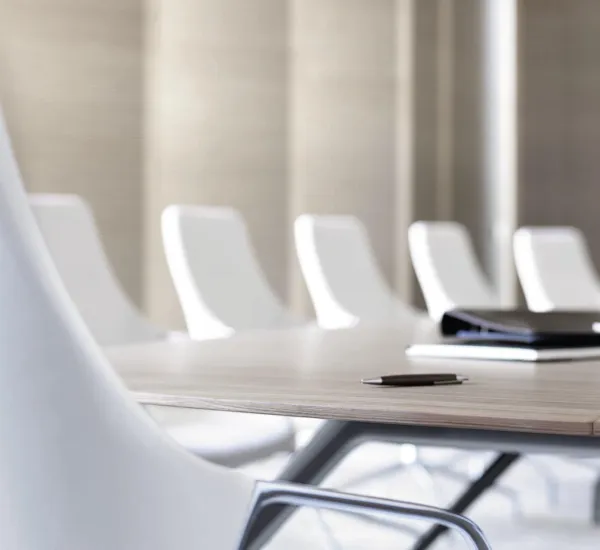 Wilkhahn-Tisch aus dem Programm Graph in einem Konferenzraum