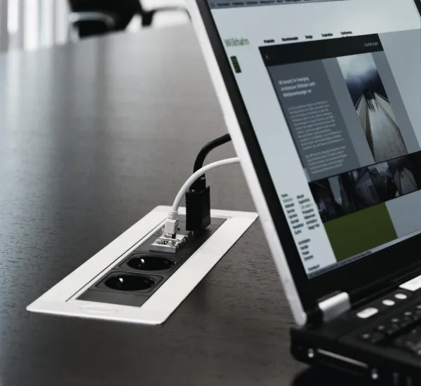 Wilkhahn-Tisch aus dem Programm Logon mit Steckdose