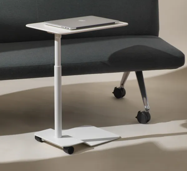 Wilkhahn Confair Next Side Table in weiss neben Insit