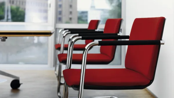 Wilkhahn-Stühle aus dem Programm Neos in einem Büro