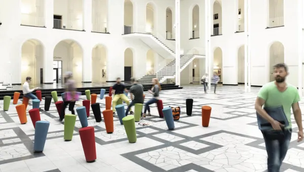 Wilkhahn-Sitze aus dem Programm Stand Up in einem Museum