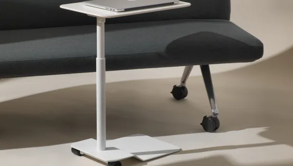 Wilkhahn Confair Next Side Table in weiss neben Insit