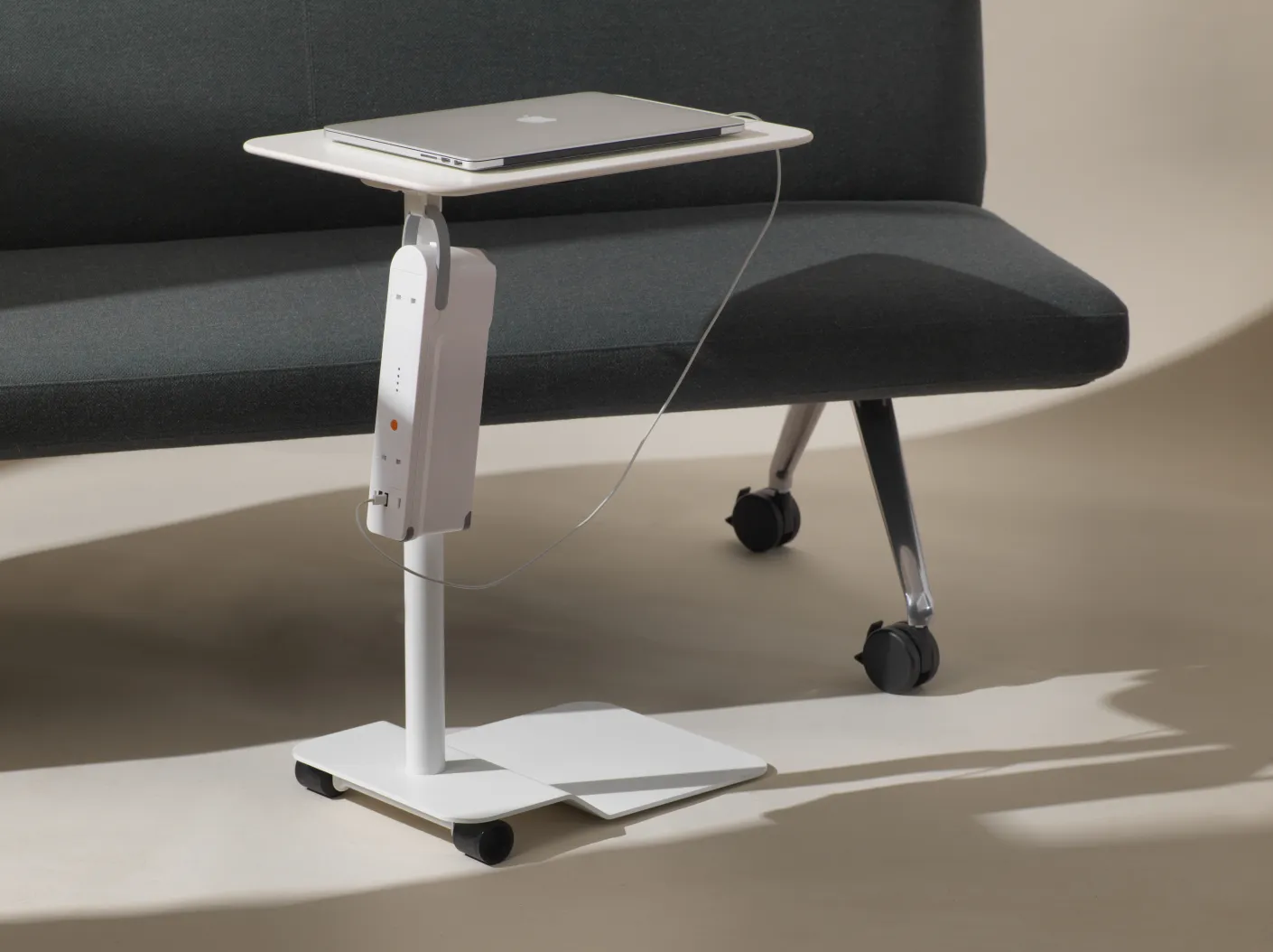 Wilkhahn Confair Next Side Table in weiss neben Insit mit Kabel