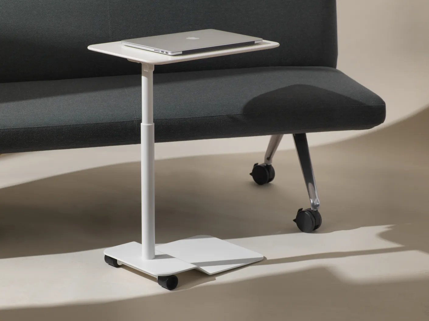 Wilkhahn Confair Next Side Table in weiss neben Insit