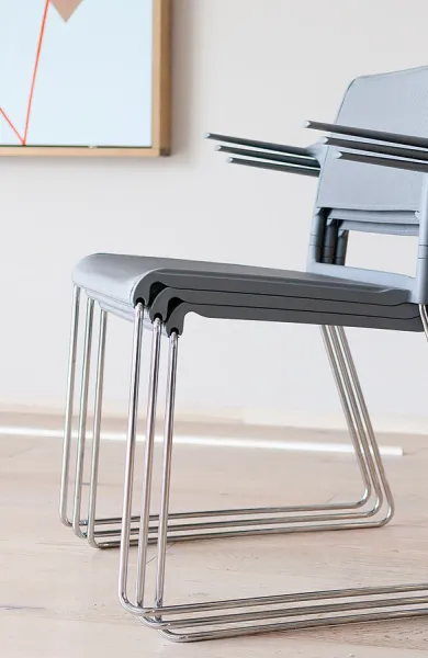 Gestapelte Wilkhahn-Stühle aus dem Programm Aline