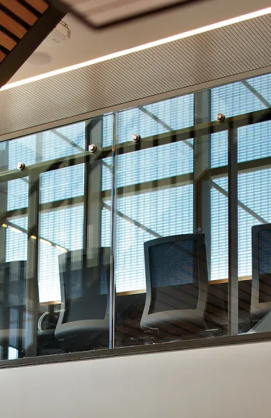 Wilkhahn-Stühle aus dem Programm Neos in einem Konferenzraum