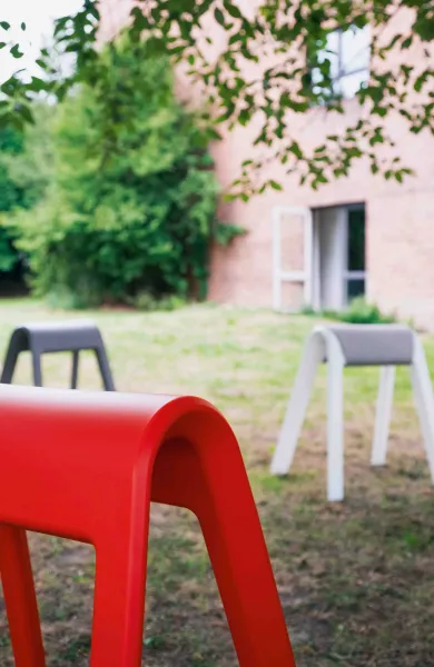 Wilkhahn-Sitze aus dem Sitzbock-Programm in einem Garten
