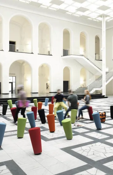 Wilkhahn-Sitze aus dem Programm Stand Up in einem Museum