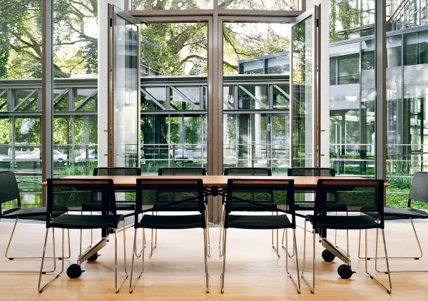 Wilkhahn-Stühle aus dem Programm Aline in einem Konferenzraum