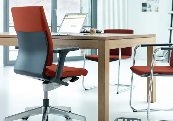 Wilkhahn-Stühle aus dem Programm Neos in einem Büro