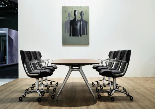 Wilkhahn-Sitze aus dem Programm Intra in einem Besprechungsraum