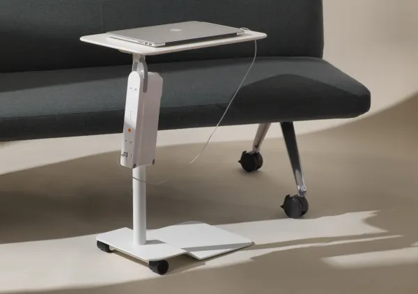 Wilkhahn Confair Next Side Table in weiss neben Insit mit Kabel