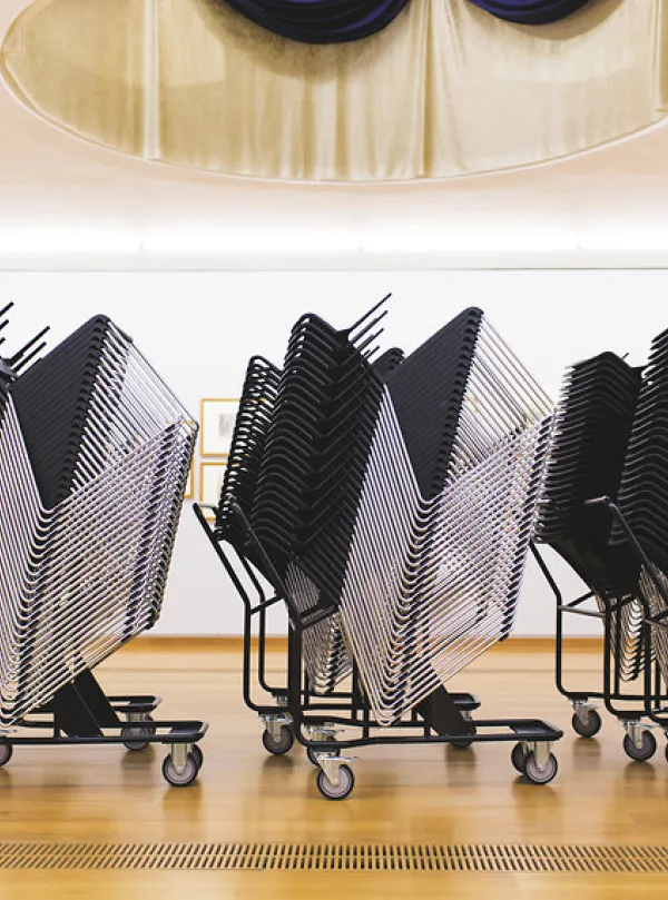 Gestapelte Wilkhahn-Stühle aus dem Programm Aline