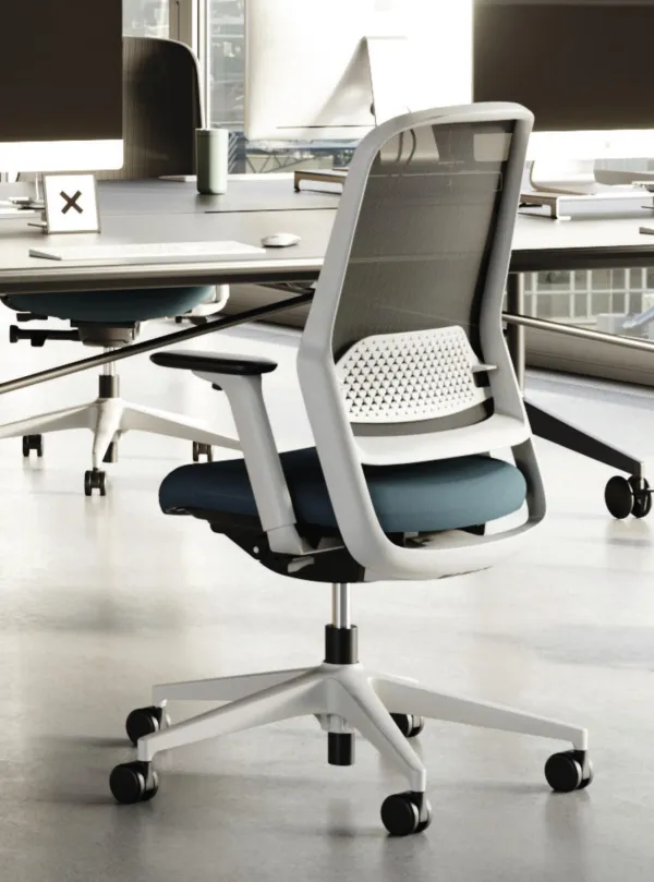 einen türkisfarbenen Wilkhahn Me Stuhl