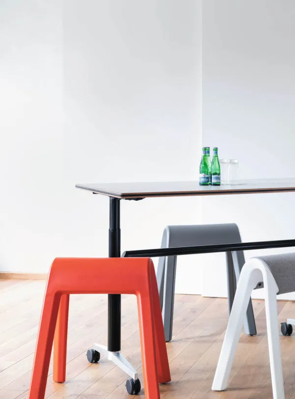 Wilkhahn-Sitze aus dem Sitzbock-Programm und der Tisch aus dem Timetable-Programm