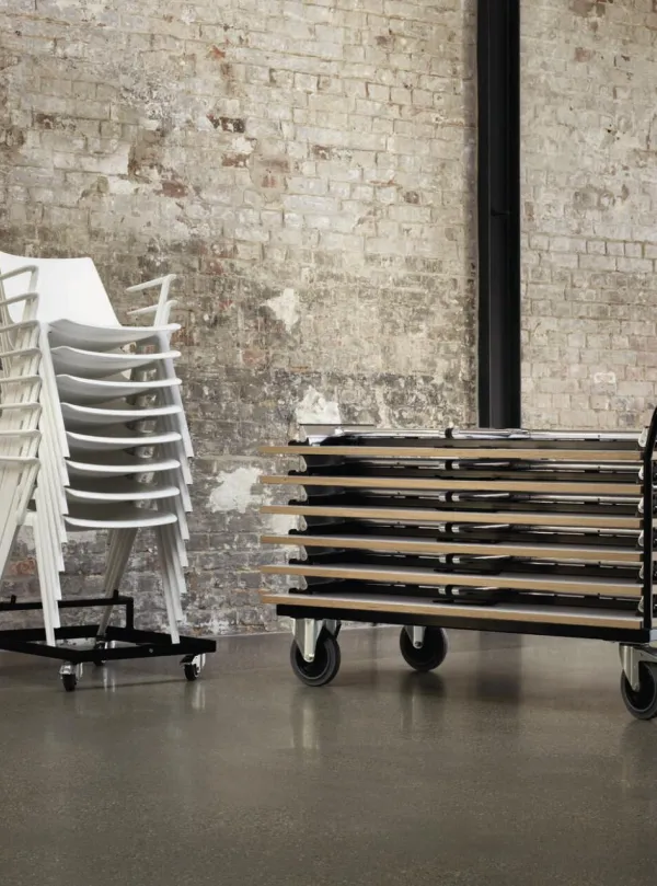 Wilkhahn-Tische aus dem Programm mAx und Stühle aus dem Programm Aula gestapelt