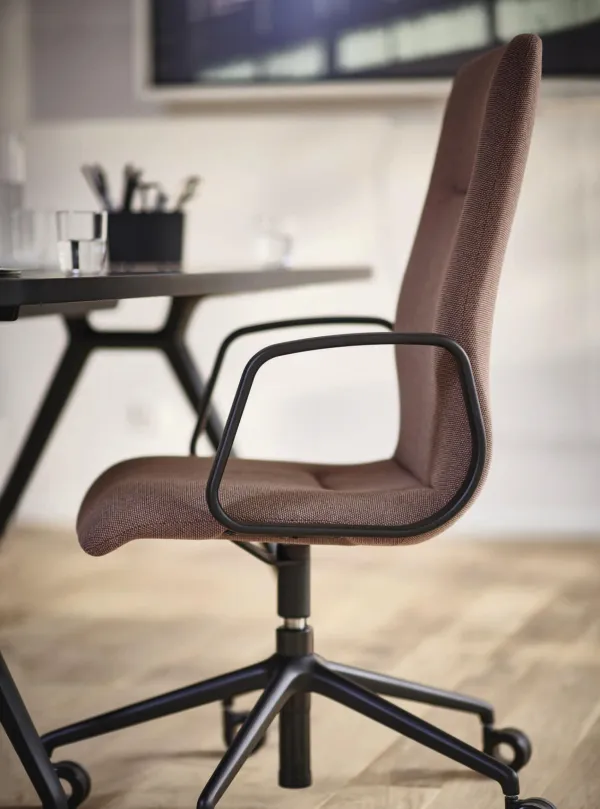 Wilkhahn-Stühle aus dem Programm Decide in Braun